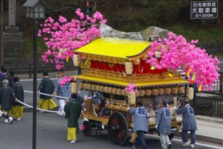 Nikko Matsuri - Festwagen an der Brücke