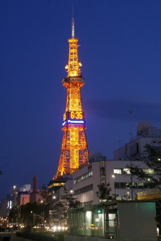 Sapporo Tower bei Nacht